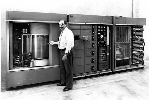 9. IBM 305 Random Access Method of Accounting and Control (RAMAC) GÇô 1956